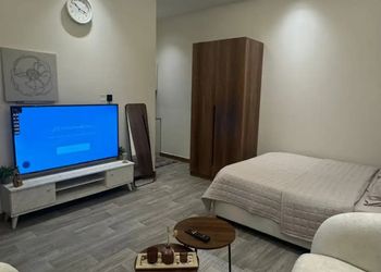 استديو بأثاث مريح وبسيط 