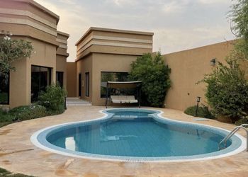 شالية بمجلس مطل على المسبح 
