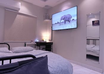 استديو بأثاث مريح وبسيط 