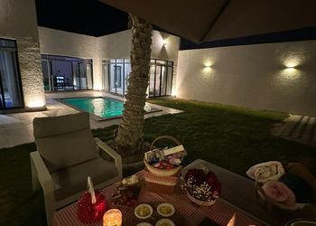 شاليه بصالة مطلة على المسبح