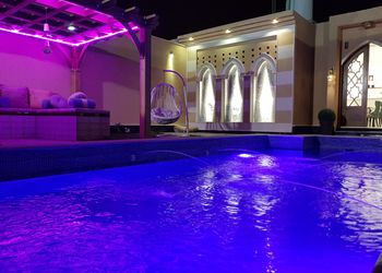 شاليه بمسطح اخضر واضاءة