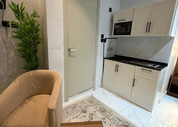 استديو بأثاث مريح وبسيط 