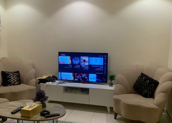 شقة بغرفة معيشة وغرفة نوم 