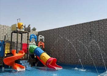 شاليه بألعاب مائية وجلسة خارجية