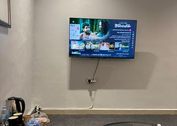 استديو بأثاث مريح وبسيط 