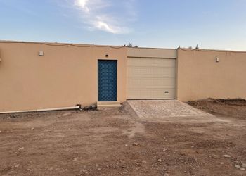 شالية بجلسة خارجية والعاب اطفال