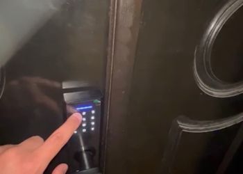 شقة أنيقة بصالة وثلاث غرف نوم 