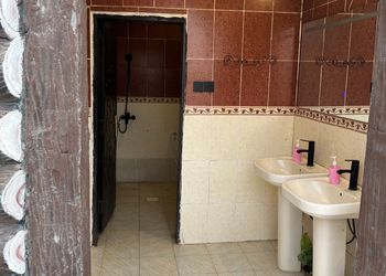 استراحة بمسطح اخضر ومجالس