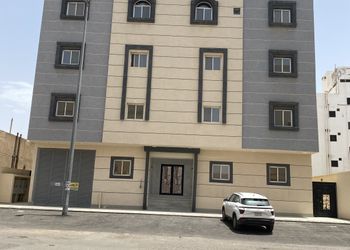 شقة بصالة جلوس وثلاث غرف نوم