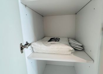 غرفة بسرير ماستر ودخول ذاتي