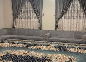 استديو بأثاث مريح وبسيط 