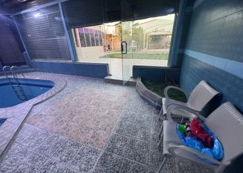 شاليه بمسطح اخضر وجلسة خارجية 