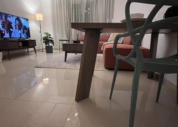 شقة بصالة انيقة وغرفة نوم