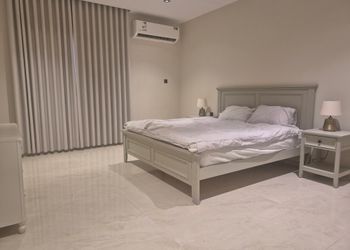 شقة بغرفة معيشة وغرفتين نوم 