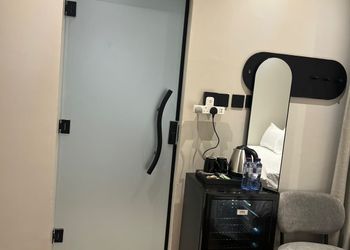 استديو بأثاث مريح وبسيط 