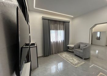 استديو بأثاث مريح وبسيط 
