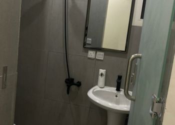 استديو بأثاث مريح وبسيط