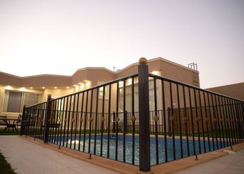 شاليه بجلسه مطله على المسبح