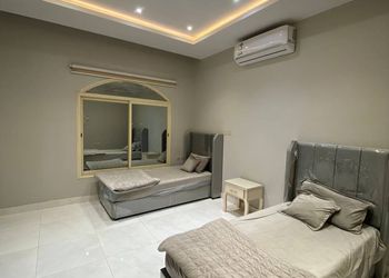 شقة بصالة وثلاث غرف نوم