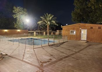مزرعة بمسطح اخضر و مسبح