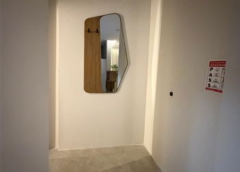 استديو بأثاث مريح وبسيط 