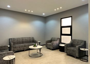 شاليه بمسطح اخضر وجلسة خارجية 