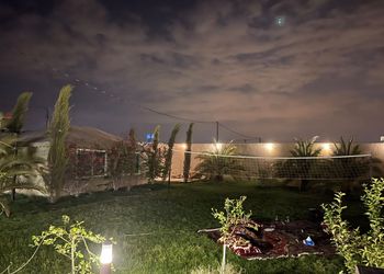 استراحة بملعب كرة طائرة ومسبح