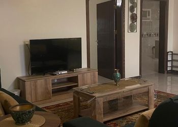 شقة بجلسة خارجية وغرفتين نوم 