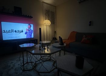 شاليه بمسطح اخضر ومسبح 