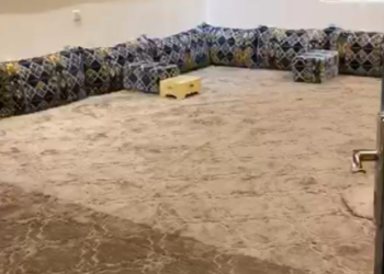 استراحة بمسطح اخضر وجلسه خارجيه