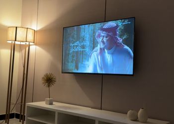 استديو بأثاث مريح وبسيط 