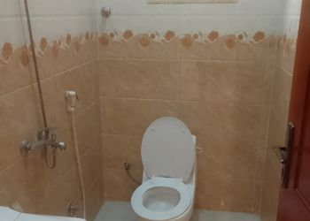 غرفة بأثاث مريح وبسيط 