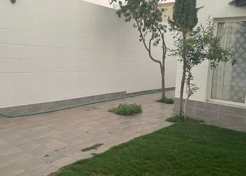 شاليه بجلسة خارجية و مسطح اخضر