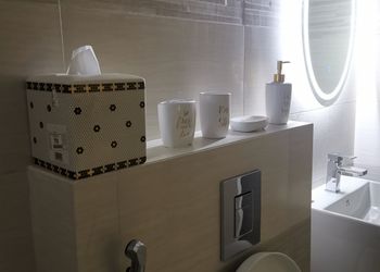 شاليه بجلسه مطله على مسبح و مسطح اخضر