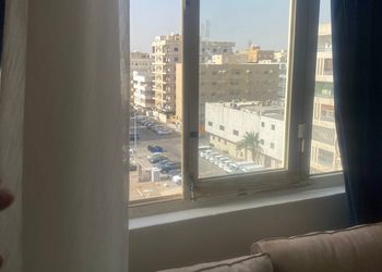 شقة بصالة جلوس وغرفة نوم
