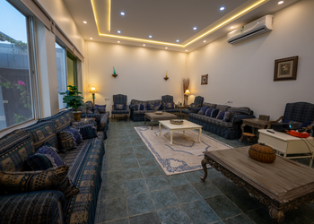 شاليه بمسطح اخضر ومسبح 