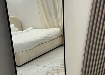 استديو بأثاث مريح وبسيط 