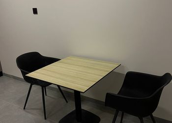 استديو بأثاث مريح وبسيط 