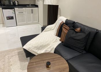 شقة بصالة وغرفتين نوم بأثاث مريح