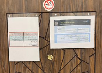 شقة بغرفتين نوم وصالة بأثاث مريح