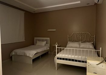 شقة بصاله  وثلاث غرف نوم 