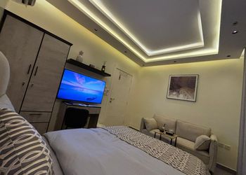 استديو بأثاث مريح وبسيط 
