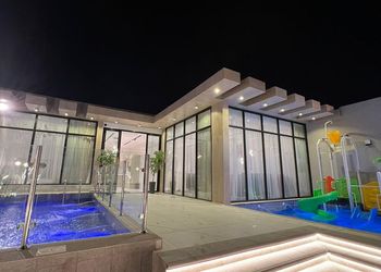 شاليه بجلسة تطل على مسبح خارجي 