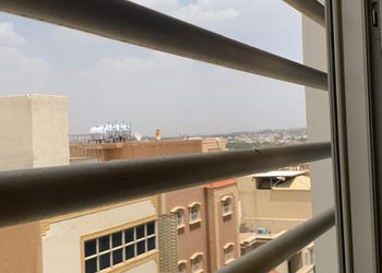 شقة بغرفة معيشة وغرفتين نوم 