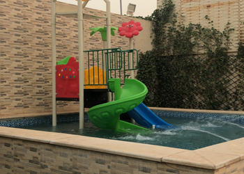 شاليه بمسطح اخضر وجلسات خارجيه