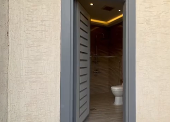 شاليه بمسطح اخضر ومسبح 