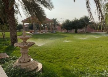 مزرعة بألعاب أطفال ومسطح اخضر