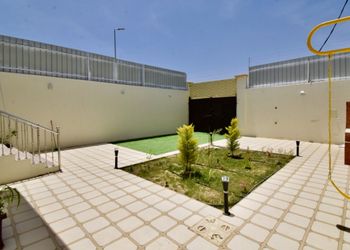 استراحة بمسطح اخضر ومجلس