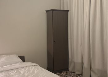 شقة بصالة مريحة وغرفة نوم 