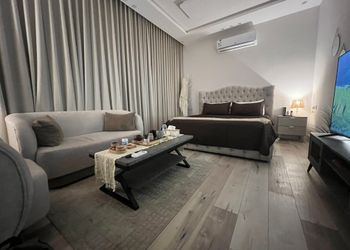 استديو بسرير ماستر وجلسة جانبية 